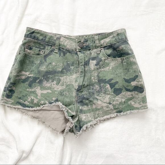 BDG camouflage high rise DREE cheeky jean shorts camo size 28 - Picture 1 of 5